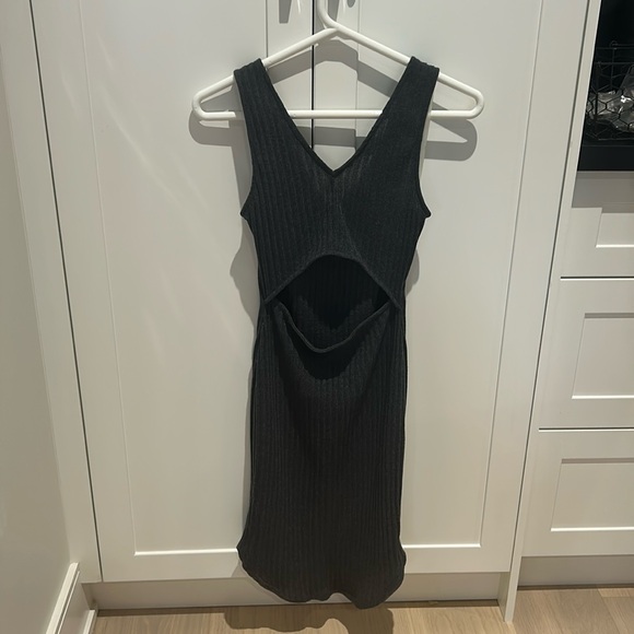 Grey ribbed backless dress - Picture 2 of 4